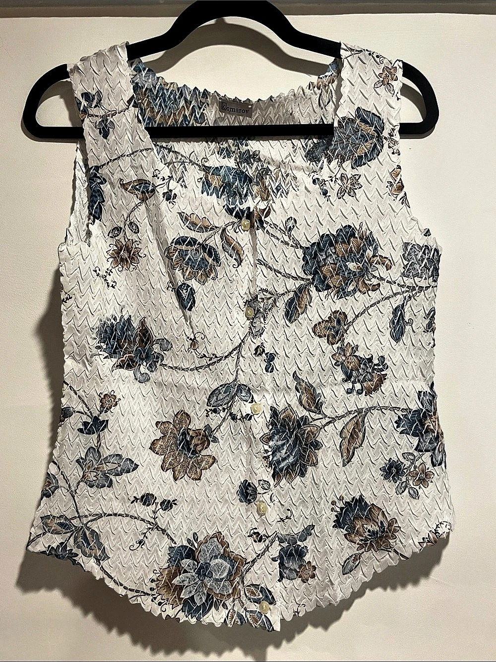 Wrinkle free travel friendly Komarov Floral crinkle Sleeveless Blouse